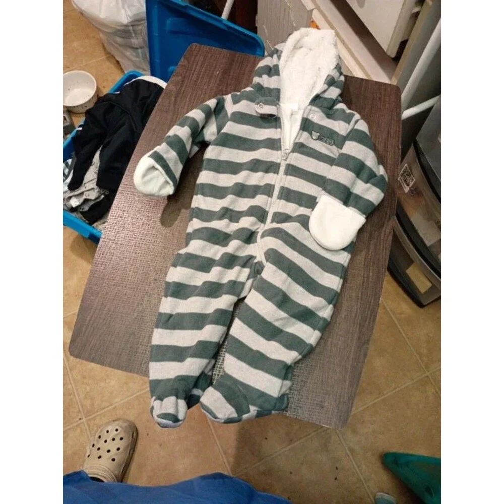 Carter size 6 months hooded sleeper, snowsuit-y2